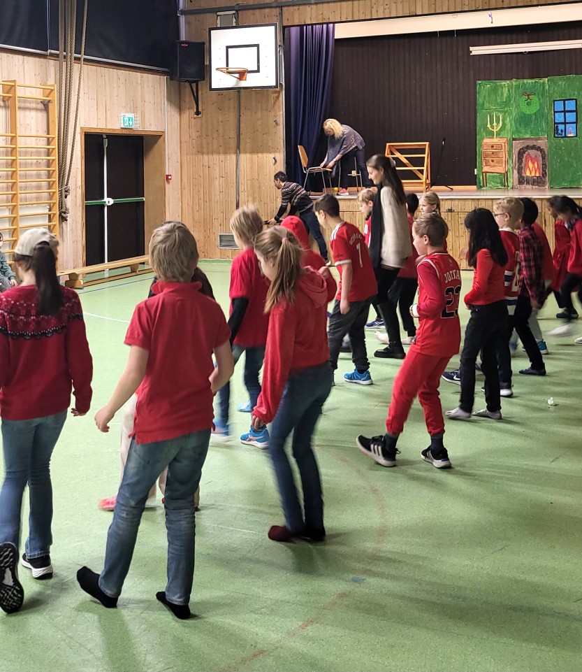 Elever danser i gymsalen på Lande barneskole på Lande barneskole