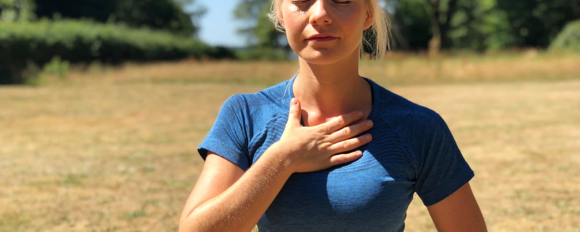 6 tips til at opnå den dybe, fulde “yogiske” vejrtrækning