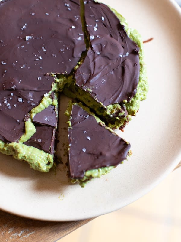 Raw, cremet matcha-pistacietærte