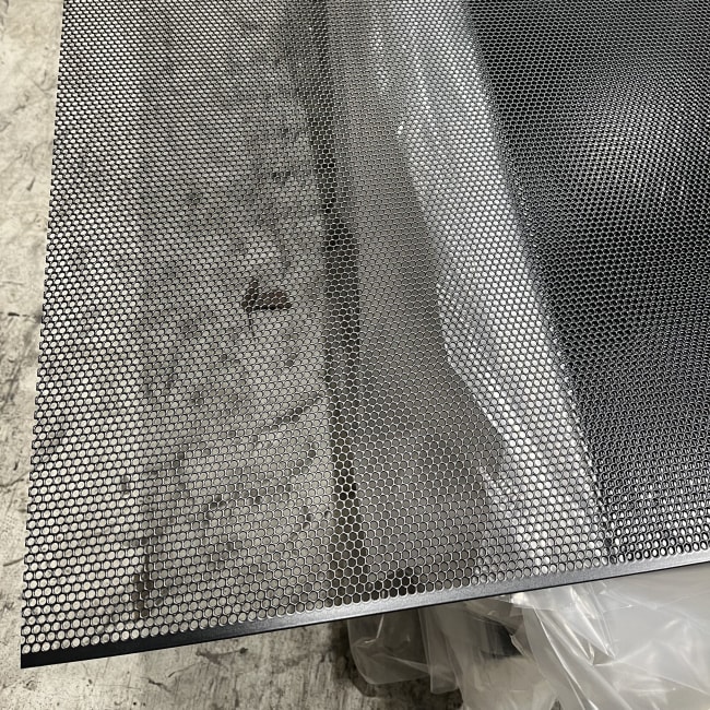 PERFORERT ALUM.Ø4mm 1250x2500-1mm SVART