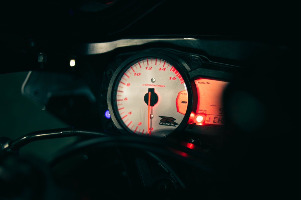 Panel instrumen motor - ilustrasi kode error motor Speedometer motor menyala di malam hari - ilustrasi panel instrumen untuk artikel kode error motor
