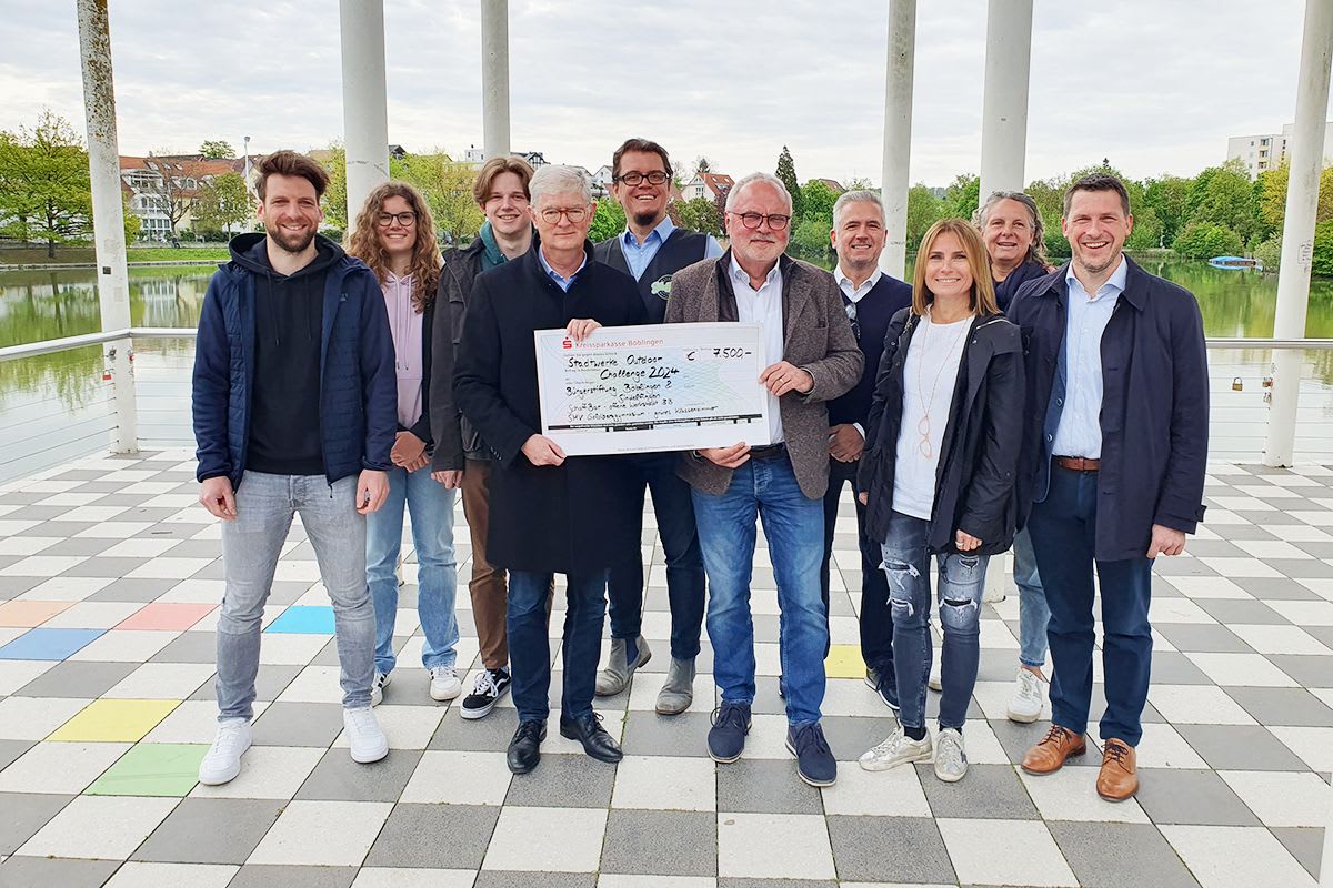 Spendenübergabe Stadtwerke Outdoor Challenge Symbolische Spendenscheckübergabe an die Gewinner der Stadtwerke Teamchallenge.