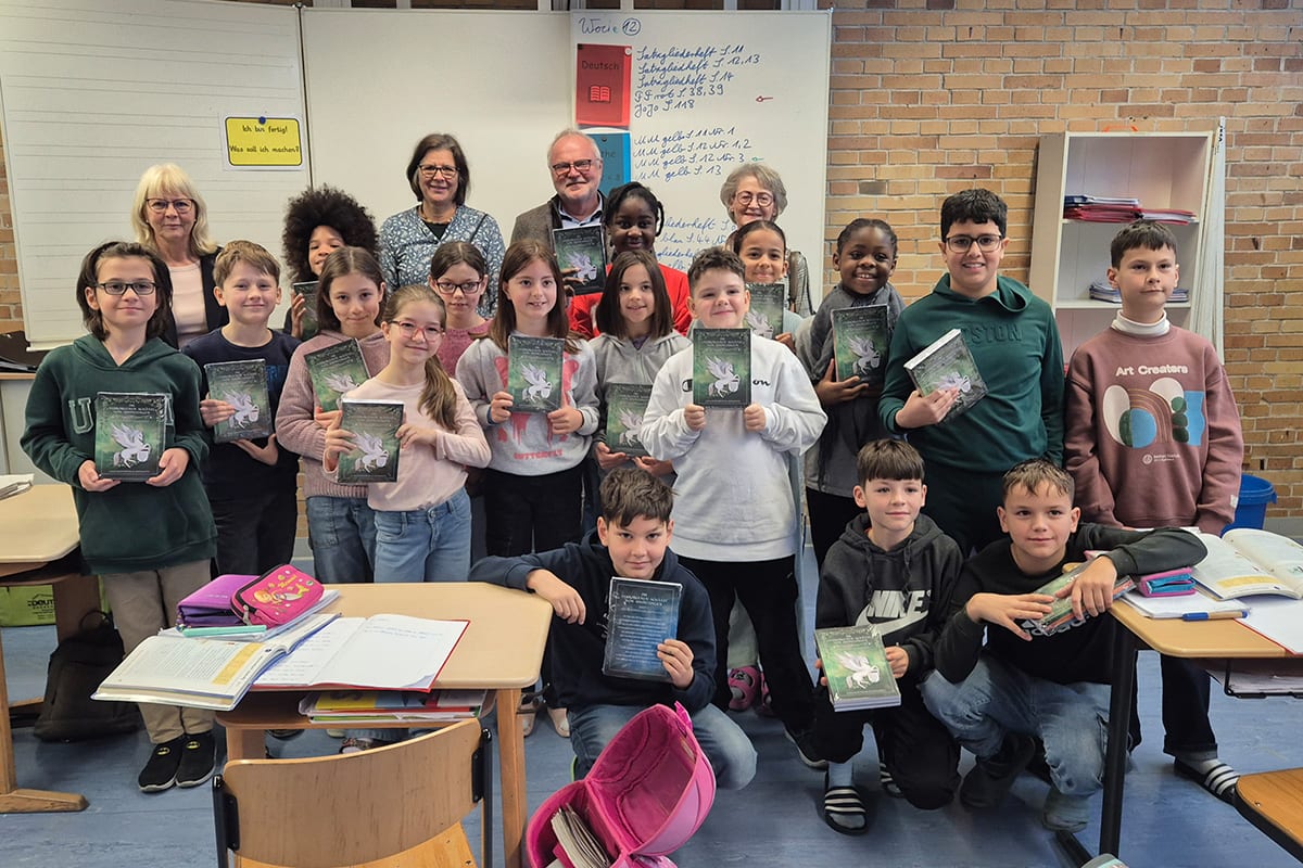 Übergabe der Märchenbücher an eine Schulklasse Gruppenbild einer Schulklasse im Klassenzimmer. Alle halten ein Märchenbuch in den Händen.