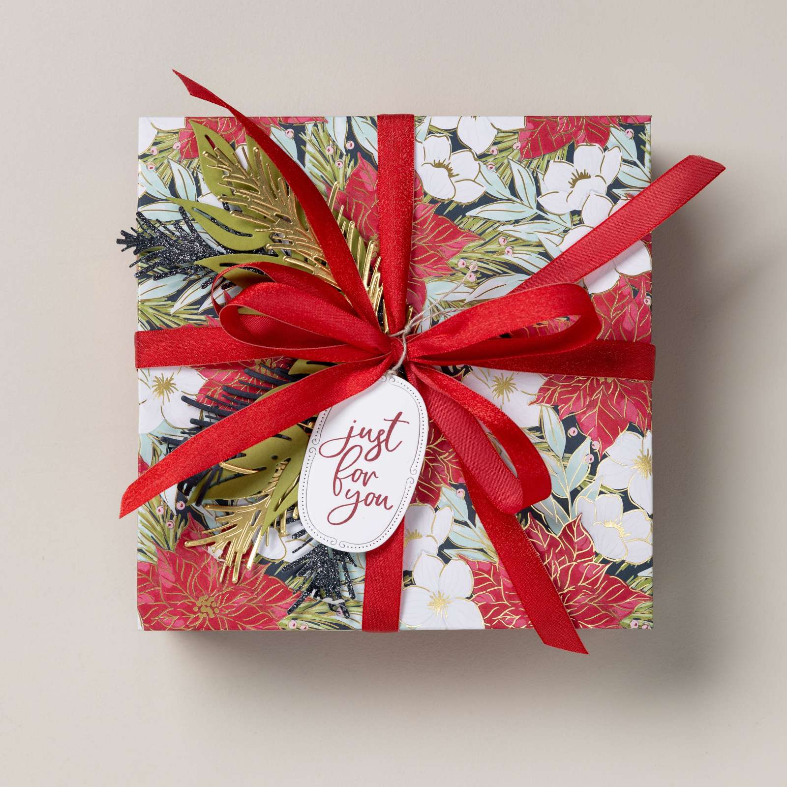 TRADITIONS OF CHRISTMAS  12" X 12" (30.5 X 30.5 CM) SPECIALTY DESIGNER SERIES PAPER