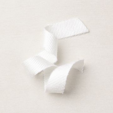 3/4" (1,9 CM) GESCHENKBAND MIT FRANSENRAND IN WEISS
