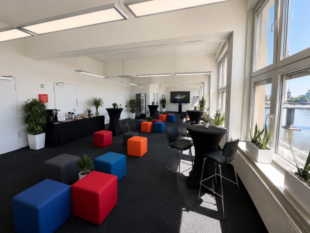 Raum Long Beach in Düsseldorf mit Catering-Empfang und Blick in den Medienhafen