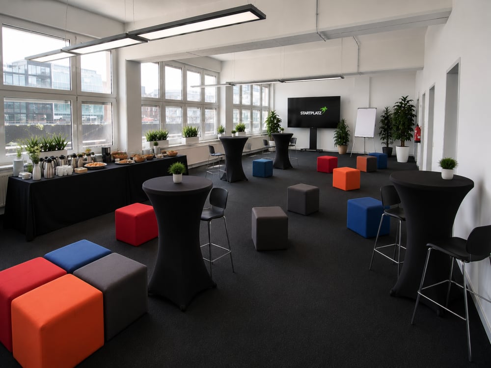 Raum Long Beach in Düsseldorf mit Catering-Buffet und Stehtischen