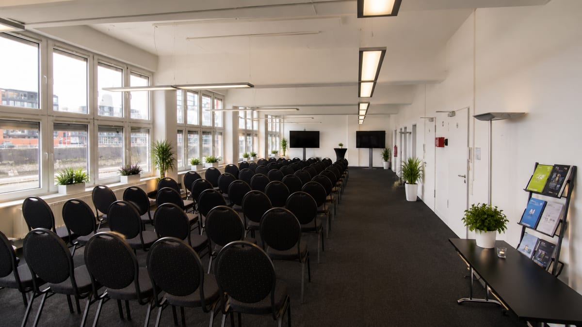 Room Long Beach in Düsseldorf with banquet seating by the window