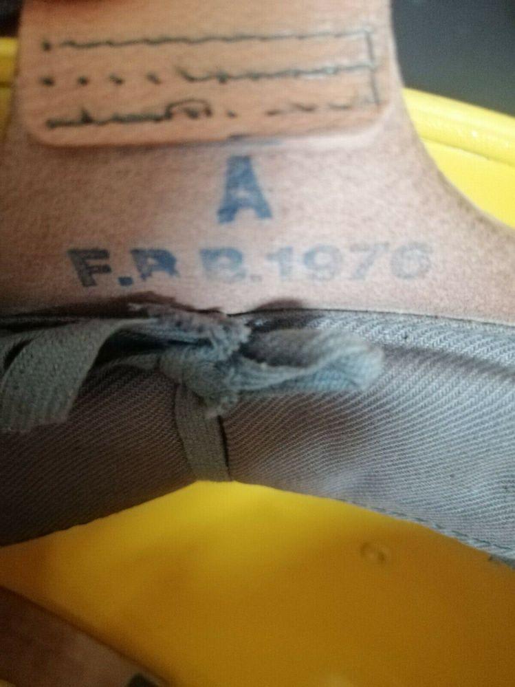 Swiss_Civil_defense_M18_reissue_yellow_showing_A_size-marking_on_leather-liner_M18-76_1976.jpg