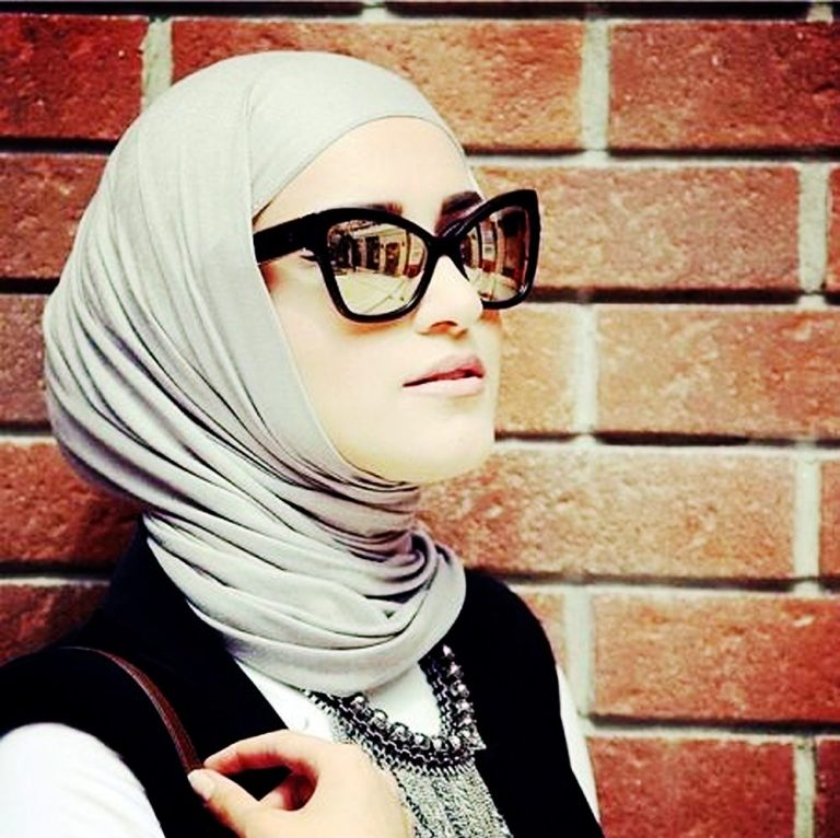 Hijab Kacamata Hitam Homecare24