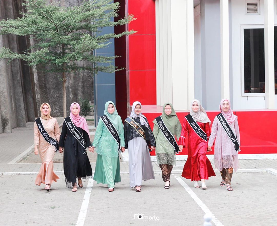 model kebaya wisuda 2020 aup2b3