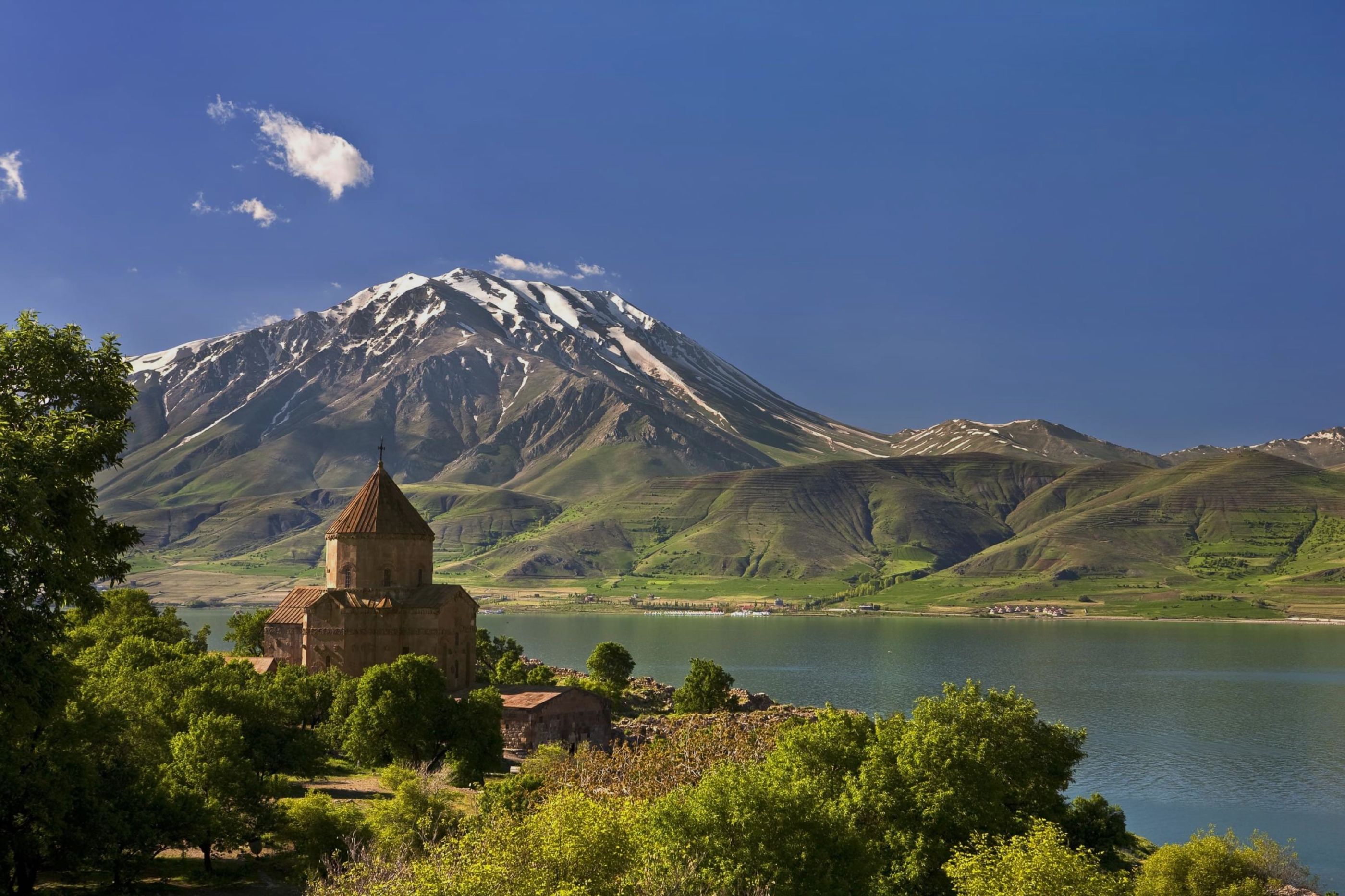 S armenia. Озеро Ван армянская Церковь Ахтамар. Хор Вирап Арарат. Монастырь хор Вирап озеро Севан. Монастырь хор Вирап в Армении.