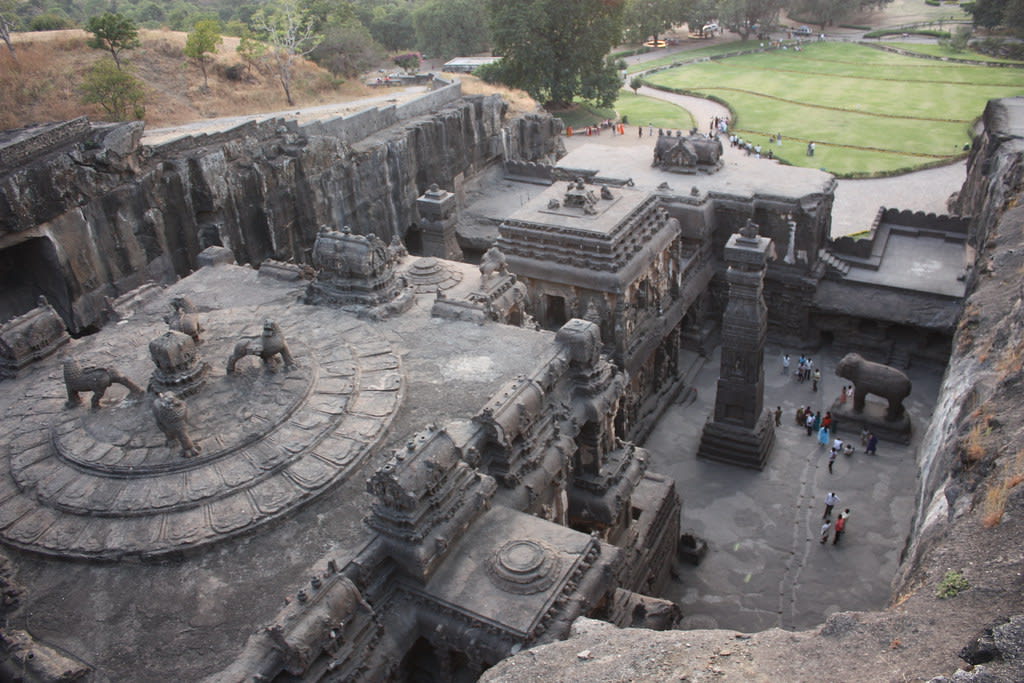 Hire a car and driver in Ellora