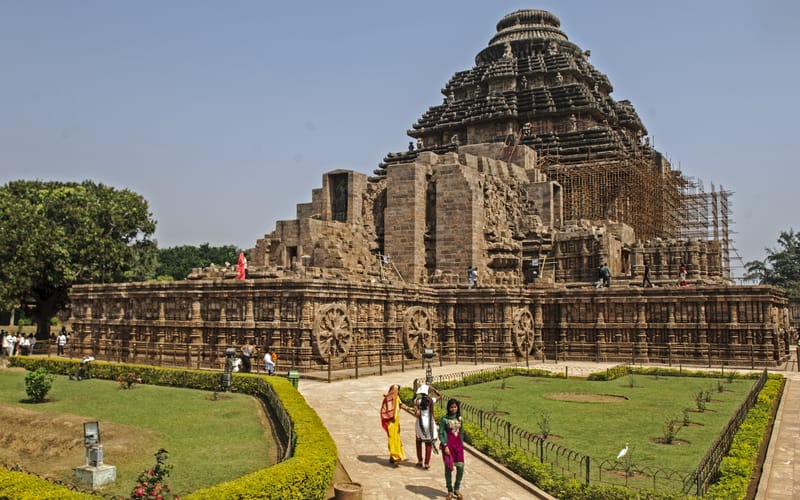 Hire a car and driver in Konark