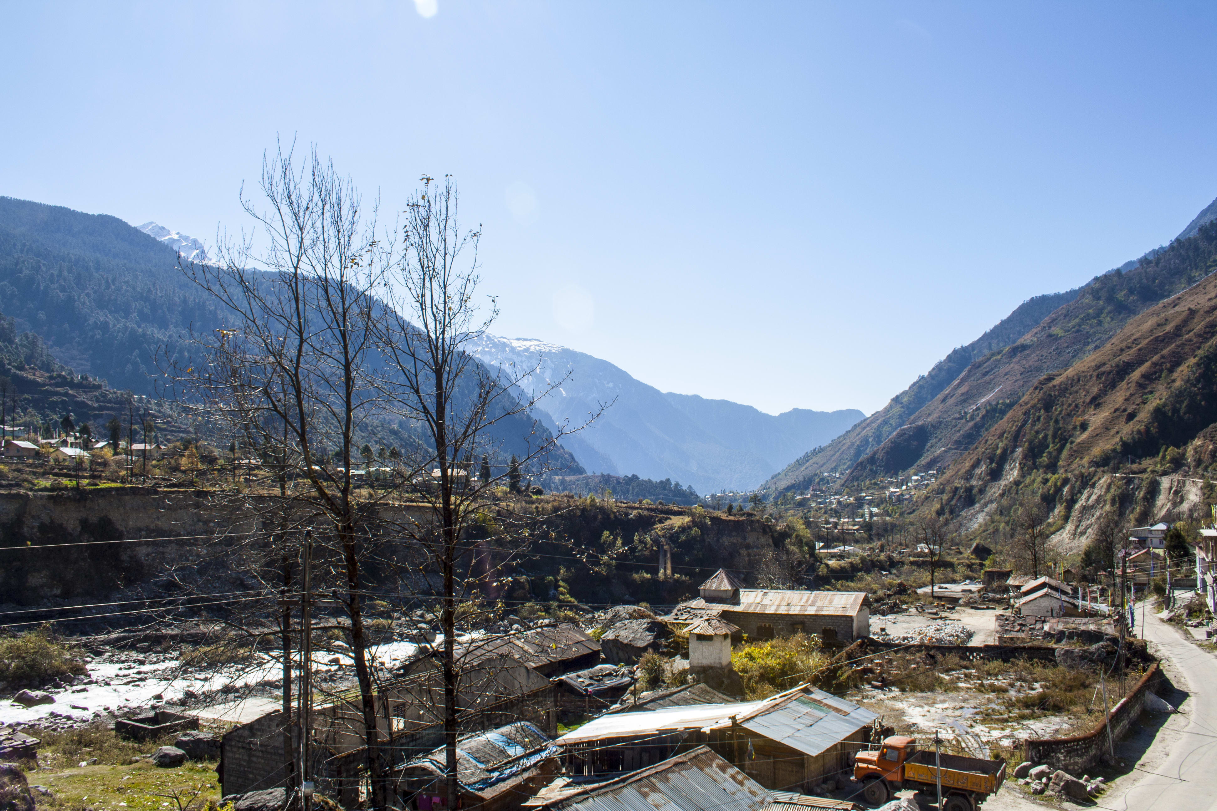 Hire a car and driver in Lachung