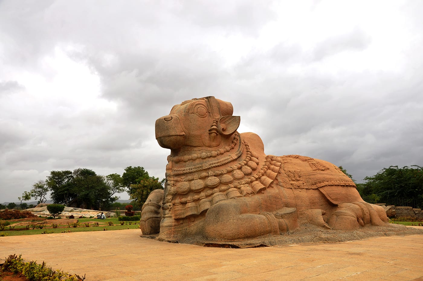 Hire a car and driver in Lepakshi