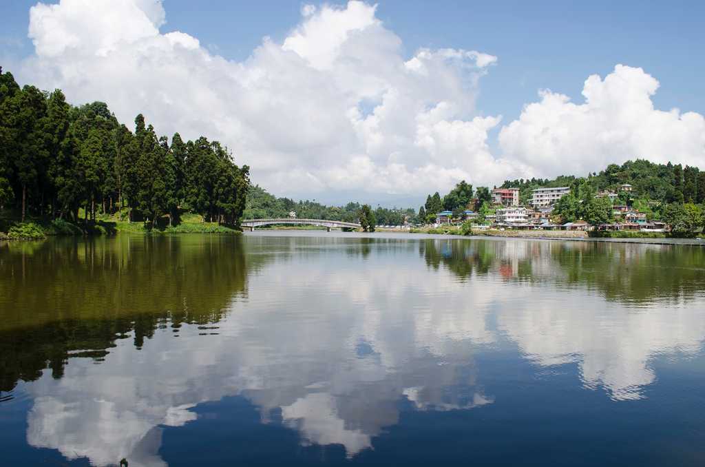 Hire a car and driver in Mirik