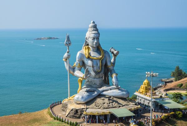 Hire a car and driver in Murdeshwar