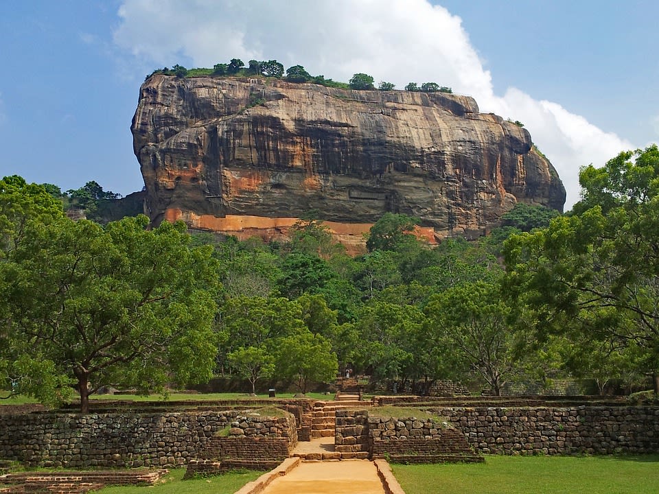 Hire a car and driver in Sigiriya