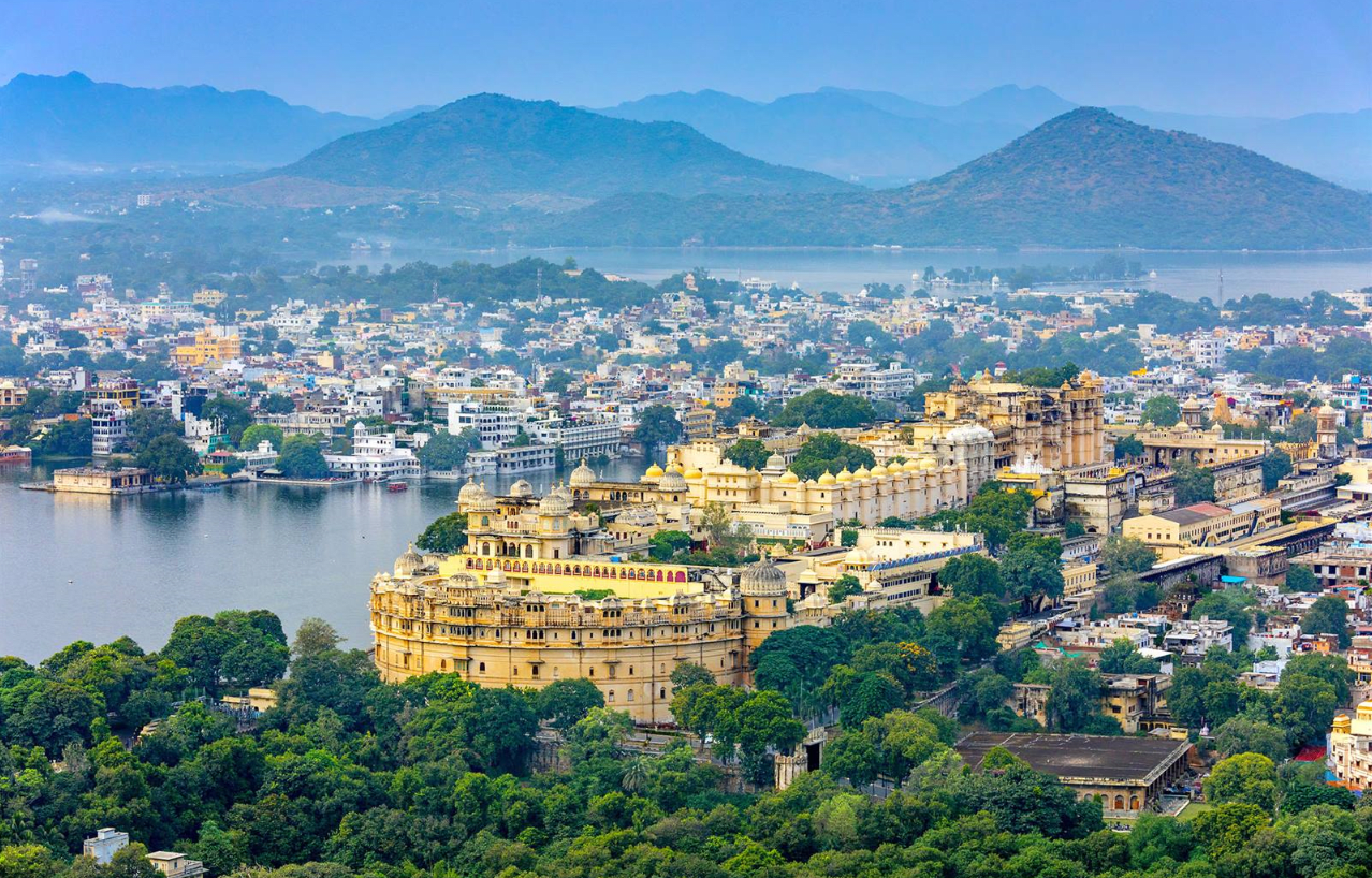 Hire a car and driver in Udaipur