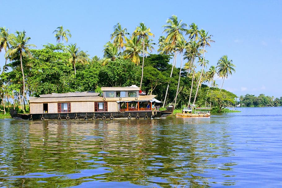 Hire a car and driver in Alleppey