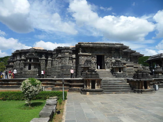 Hire a car and driver in Halebeedu