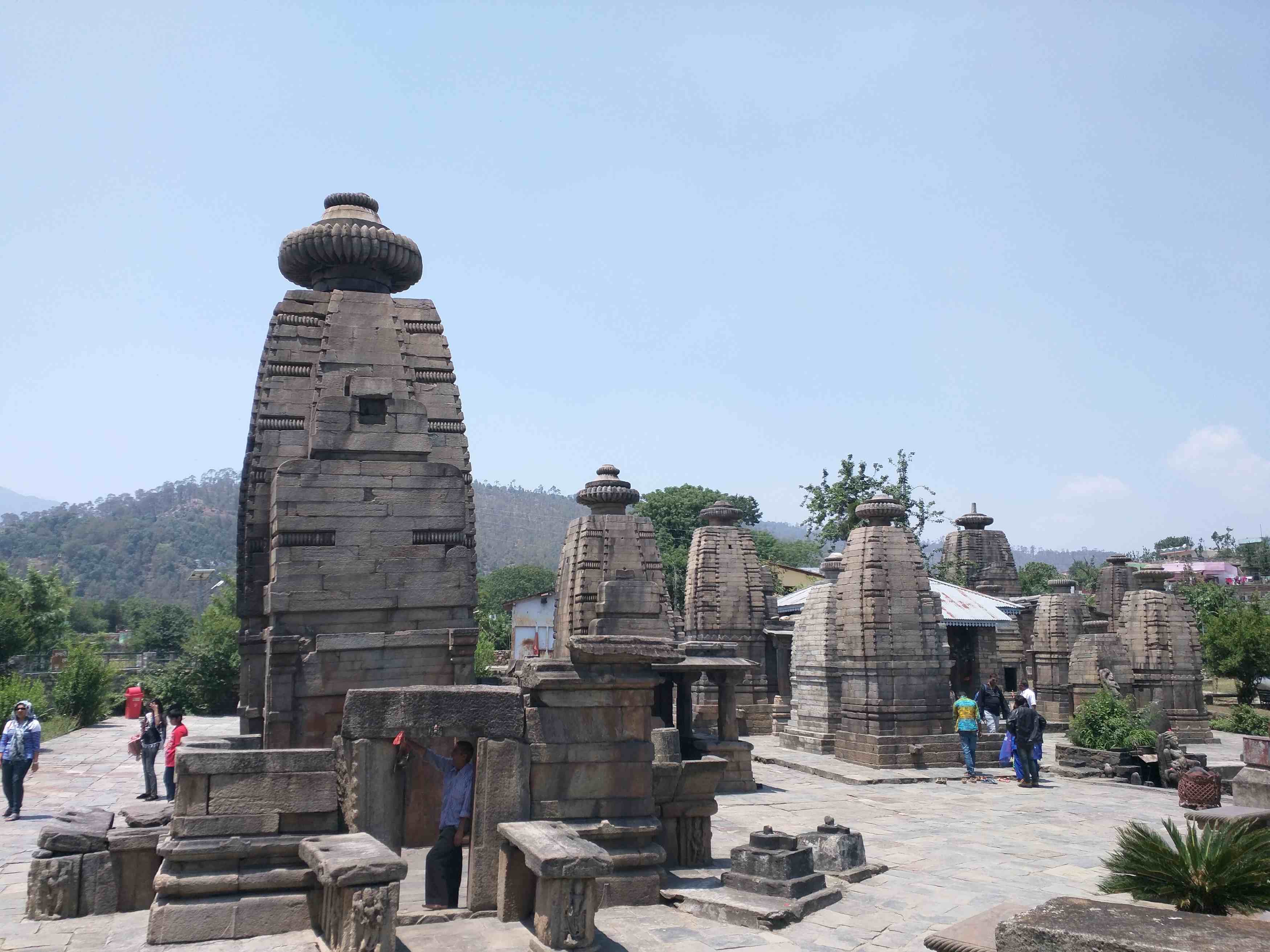 Hire a car and driver in Baijnath