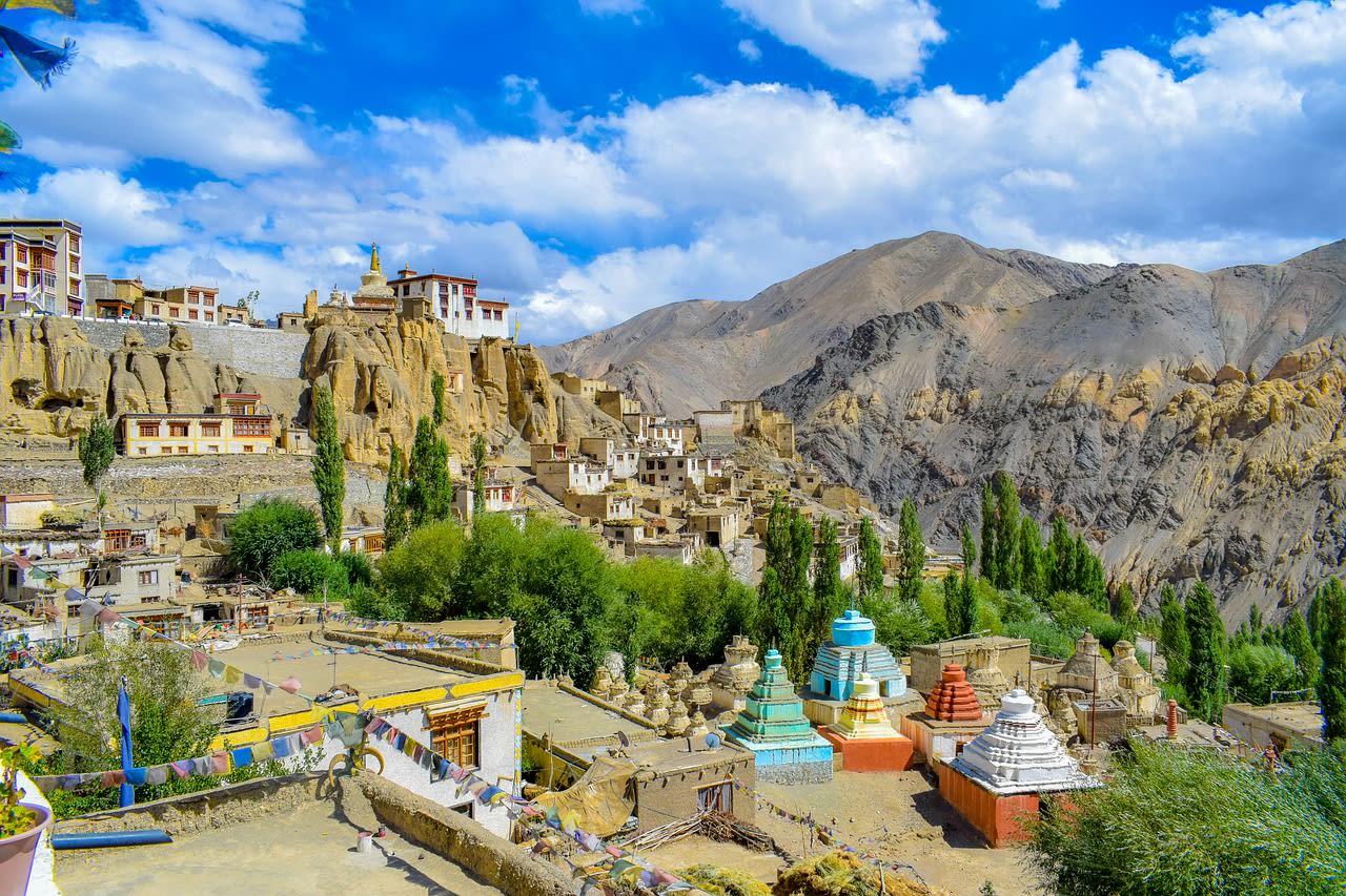 Hire a car and driver in Leh