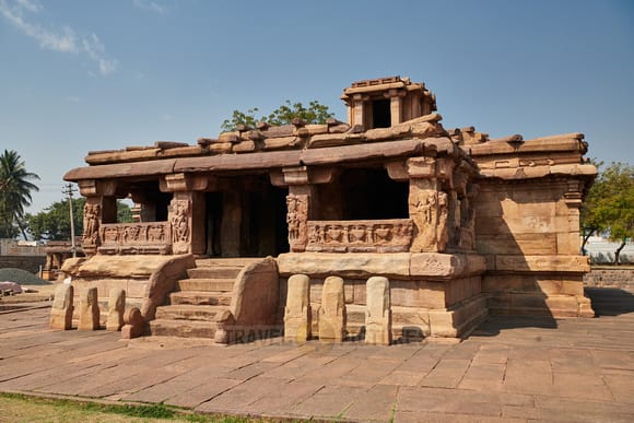 Hire a car and driver in Aihole