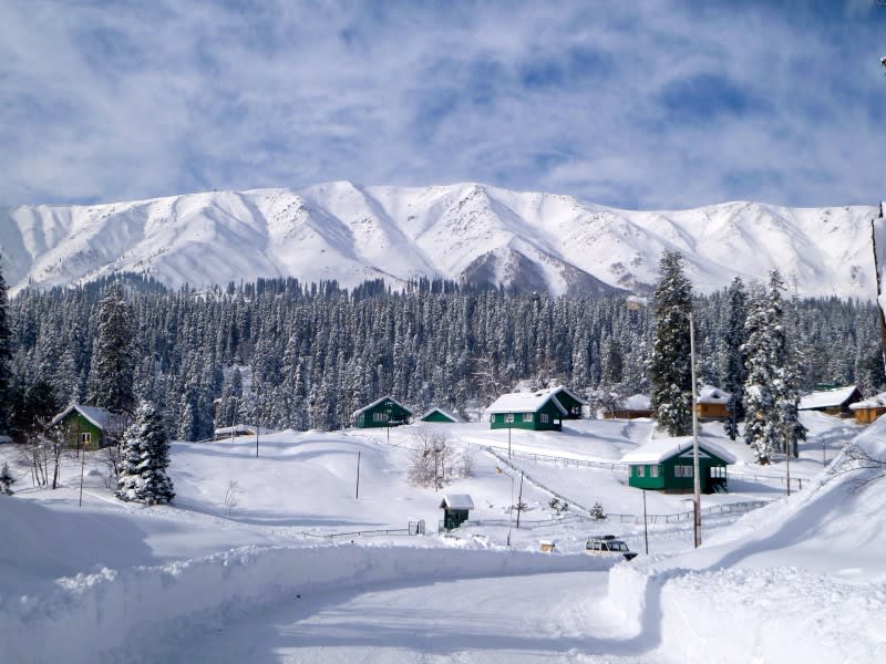 Hire a car and driver in Gulmarg