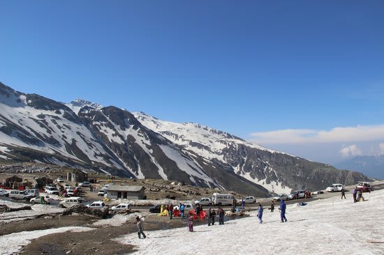 Hire a car and driver in Rohtang