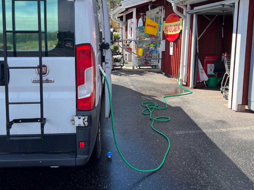 Station-service avec robinet d'eau potable et magasin :) – 3