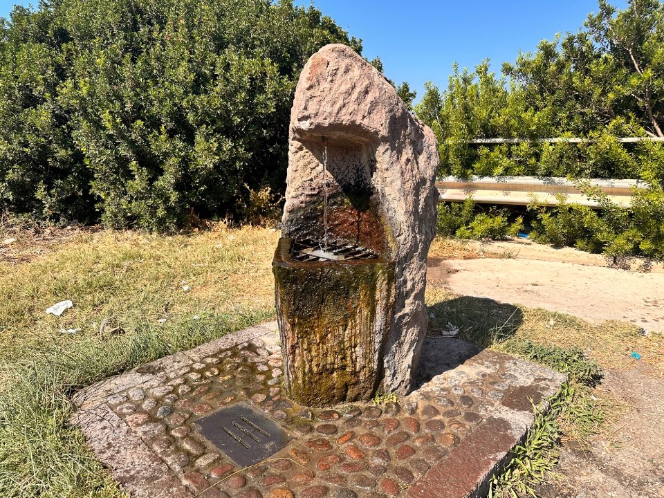 Parkplatz mit Brunnen – 1