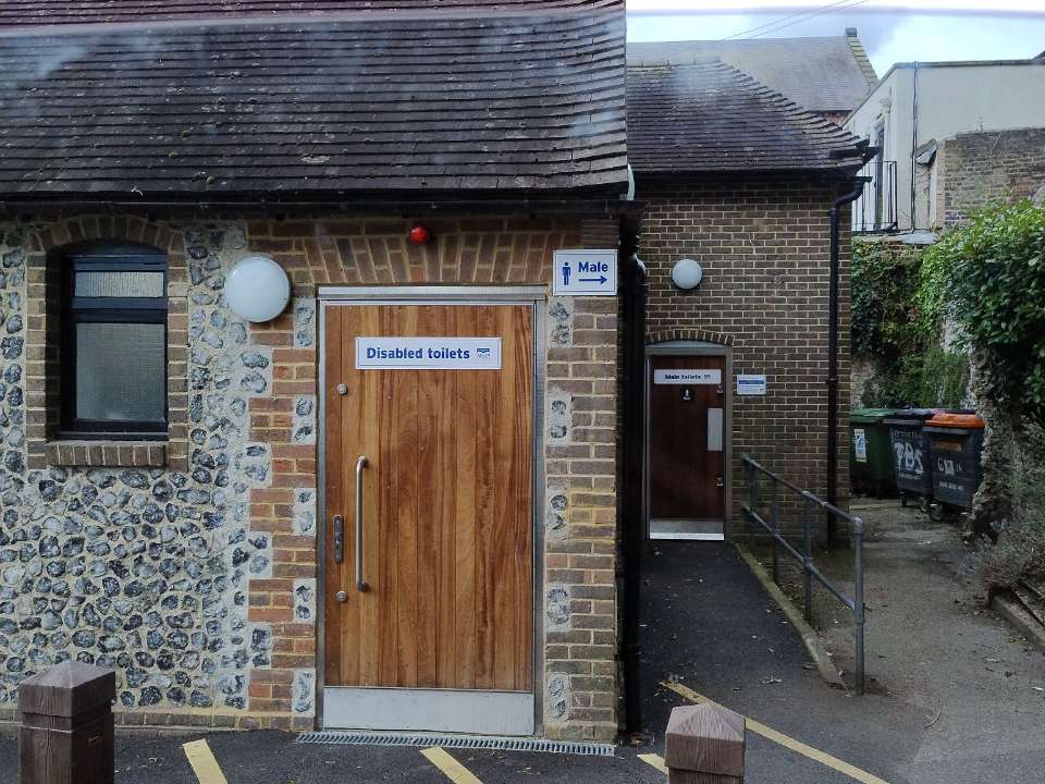 Toilettes publiques, robinet sur la grande rue au coin – 1