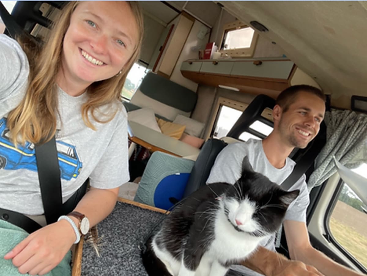 Vanlife med en katt: En berättelse om Nicoline, Frederik och Helmut.