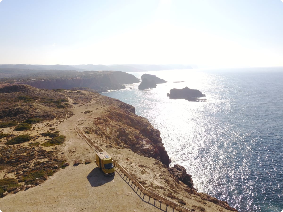 Wildkamperen in Portugal: De beste camperplaatsen, gratis kampeerplekken en surfspots in 2026