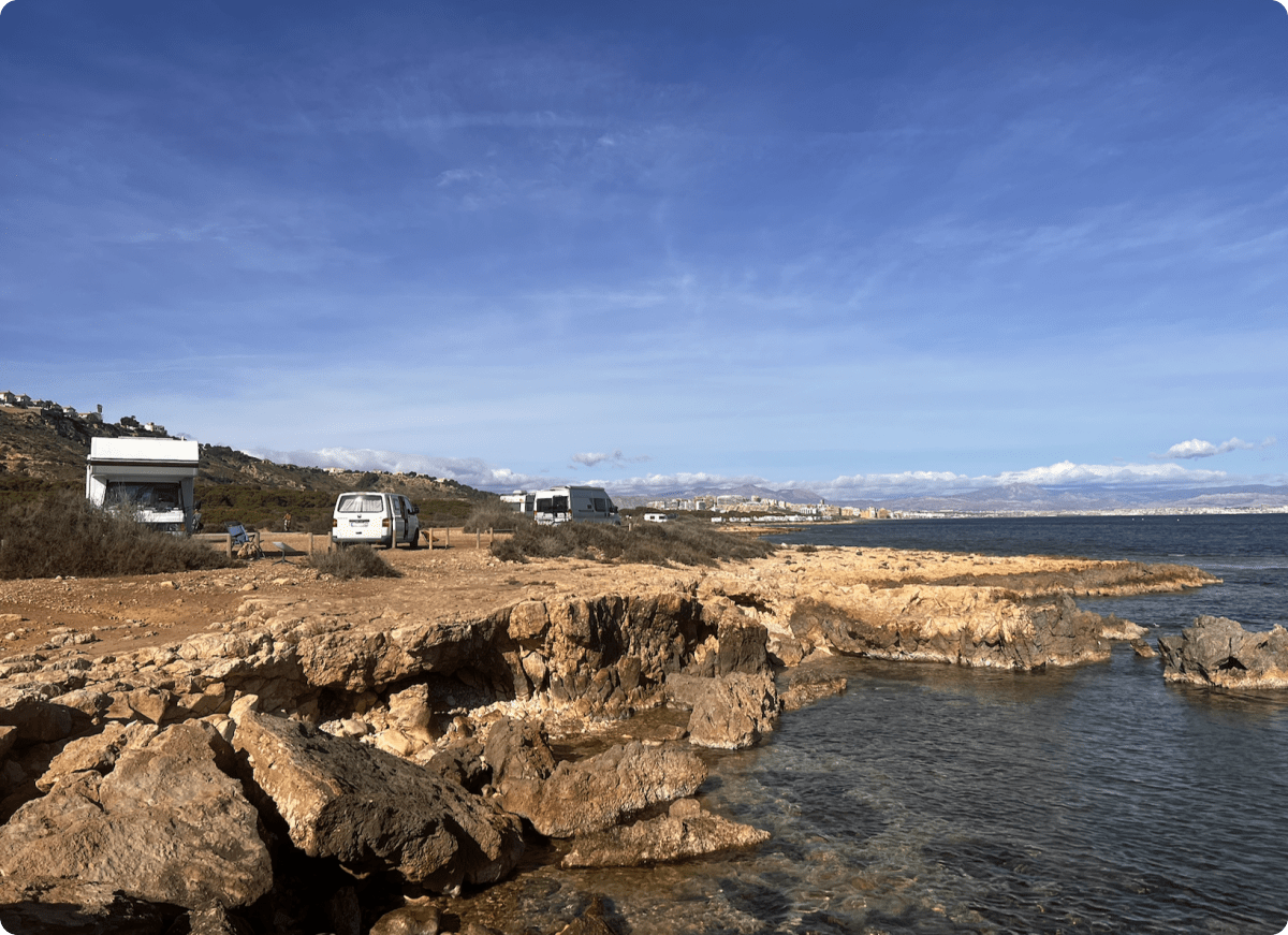 Overvintre i Spania 🇪🇸: Gratis camping på kysten til tross for forbudsskilt?