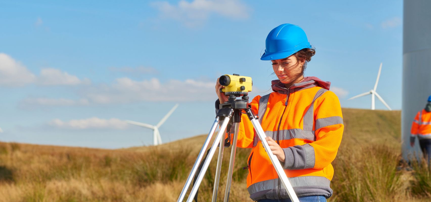 Female windfarm Engineer - UK CSR LR (iStock-506590198) - cropped