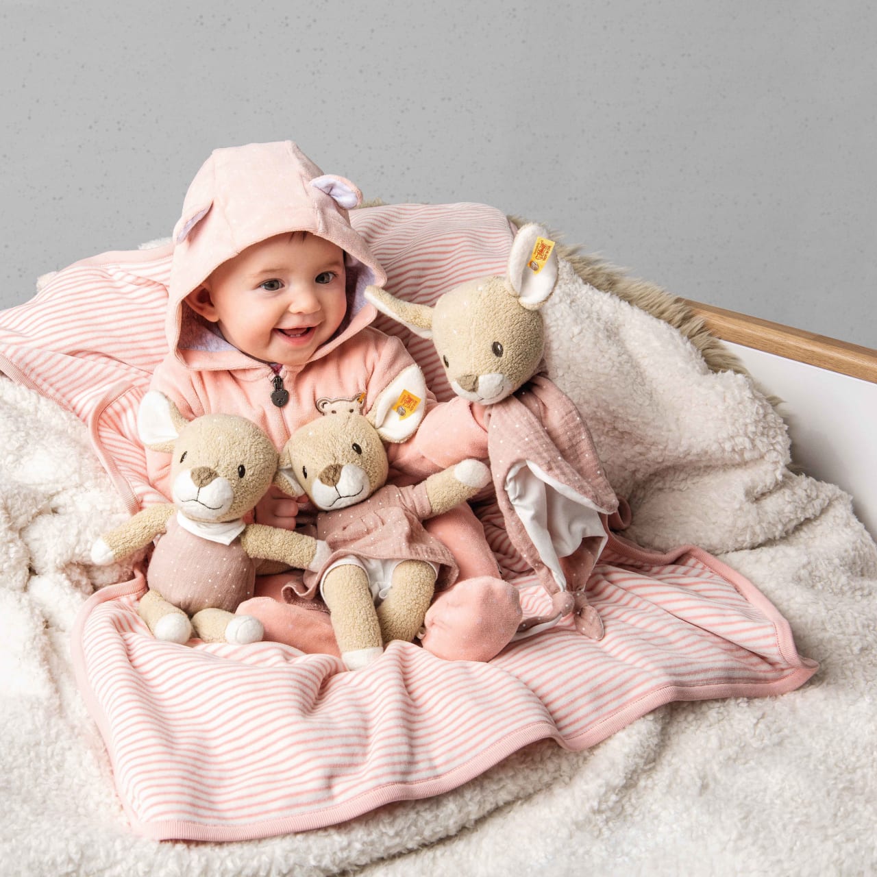 Baby mit steiff plueschtieren emo 01