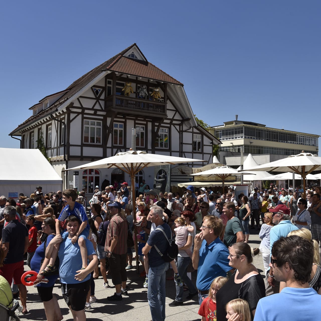 Galerie steiff sommerfest menschenansammlung besucher sonnenschein