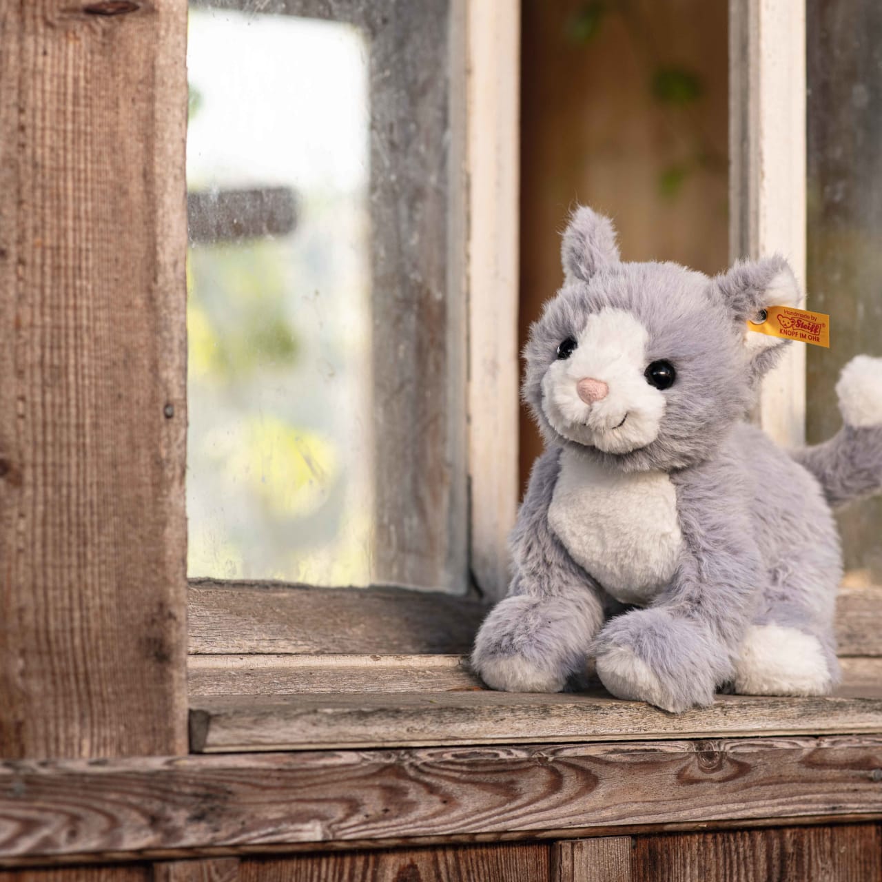 Steiff plueschkatze auf fensterbank emo 03