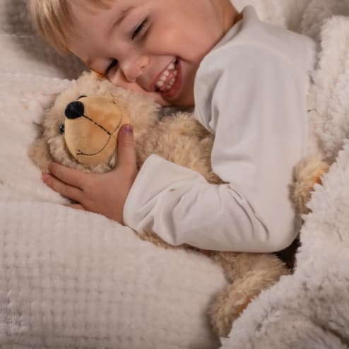 Kind kuschelt mit steiff kuscheltier teaser