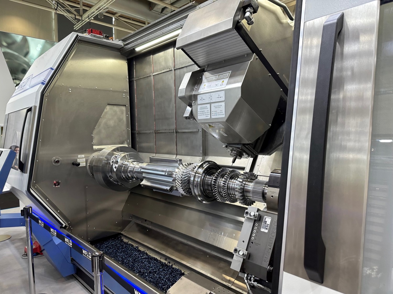 Mit neuem Design und Schauwerkstück ein EMO-Blickfang: An einem Dreh-Bohr-Fräszentrum M50 Millturn zeigte WFL die Komplettbearbeitung auf einem Power Generation Shaft und die Bearbeitung von Turbinenschaufeln, Tannenbaum-, Impeller- und Generatorwellenprofilen