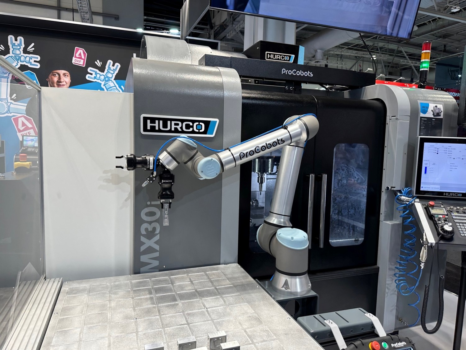 Auch bei Hurco sollen pragmatische Lösungen die Scheu vor der Automation nehmen. Hier das Teilehandling-System ‘ProFeeder‘ der Hurco-Marke ProCobots bei der Beladung eines Hurco-BAZ ‘VMX30i‘