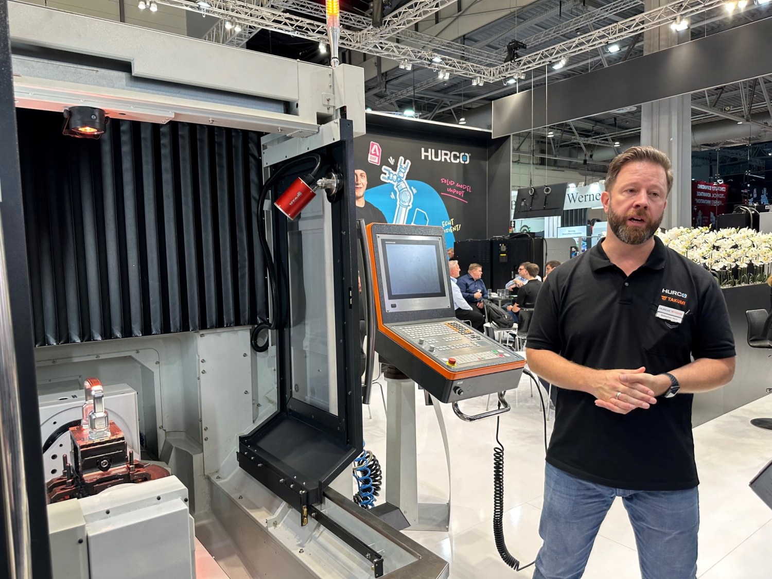 Solide Handwerksbasis für High-End-Oberflächen: Den Werkzeug- und Formenbau mit seinem hohen Anforderungen ans Bauteilfinish sowie andere präzisionsgetriebene Branchen adressiert das neue 5-Achs-BAZ ‘Takumi U400‘. Wie Sebastian Herr, Leiter Anwendungstechnik bei Hurco, erläuterte, basiert die Bearbeitungsqualität auf den soliden japanischen Maschinenbau-Fertigkeiten
