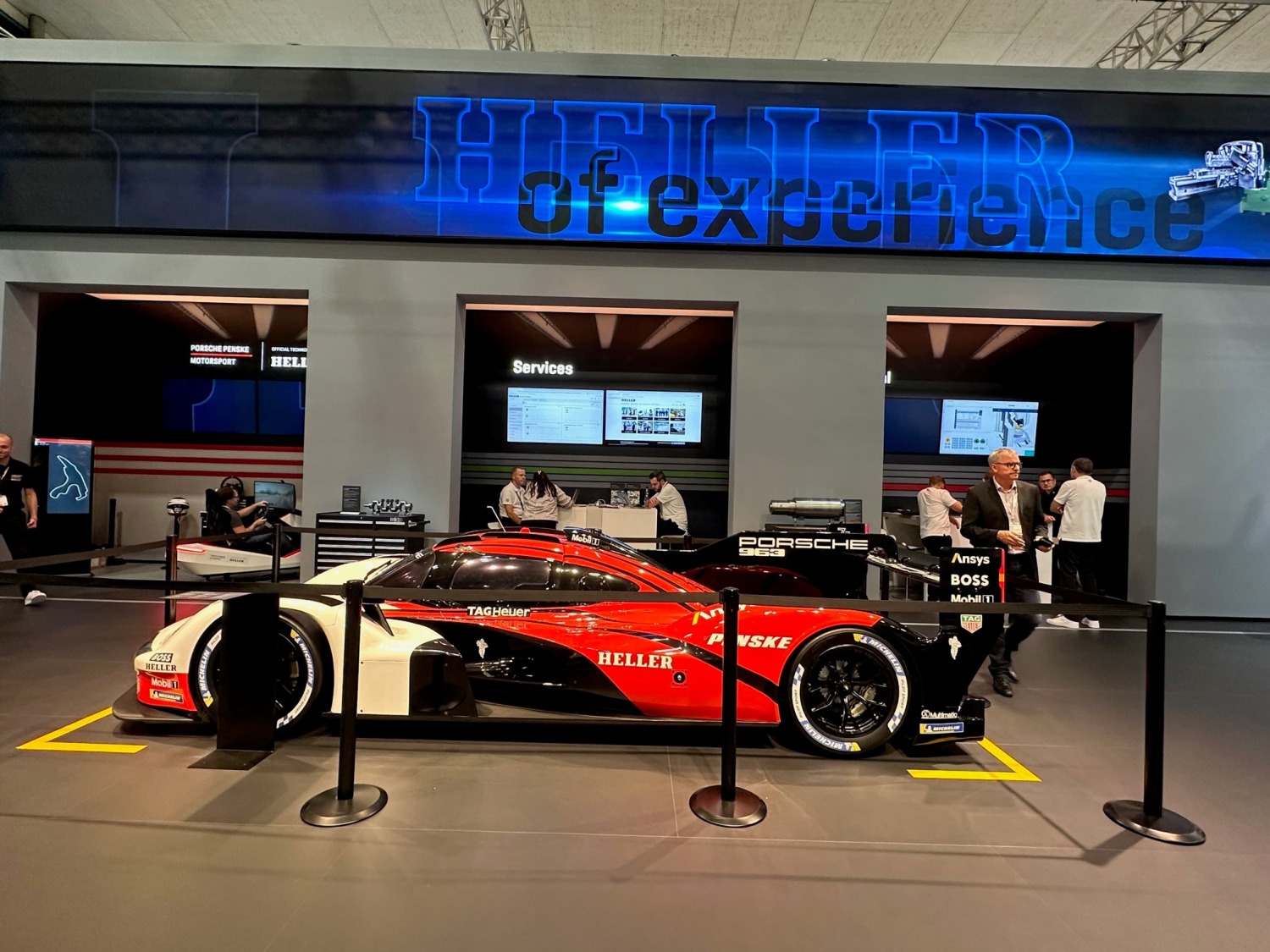 Auch Heller ist dem Motorsport zugewandt: Partner Porsche stellte enorm viele ‘Zugpferde‘ bereit, um die Besucher zum neuen 5-Achs-BAZ ‘F 6000‘ sowie zur Philosophie der ‘360°-Performance‘ zu lotsen, mit der die Nürtinger eine ganzheitliche Betrachtung der Anforderungen an eine moderne Fertigung bieten wollen