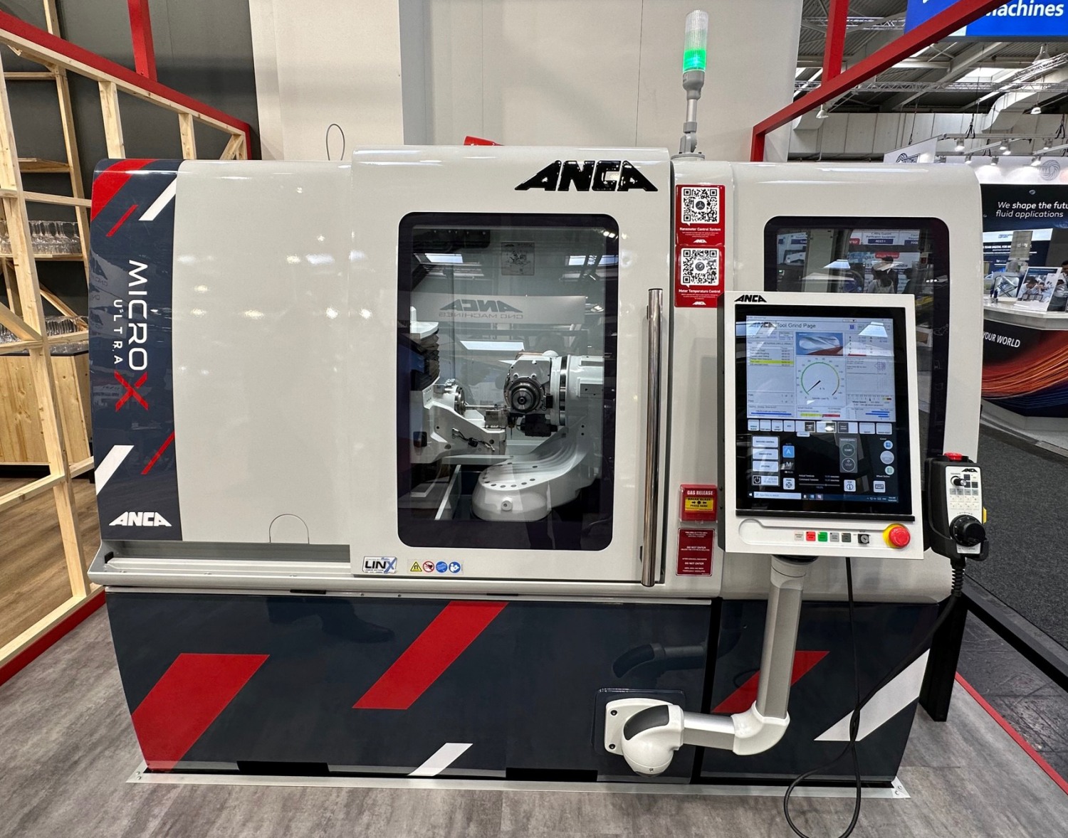 Rein in die Messehallen und hin zu Schleifspezialist Anca, wo die Innovation ‘Micro Ultra‘ die hochpräzise Ultra-Technologie demnächst sogar Mikrowerkzeugen ab 0,05 mm Durchmesser zugänglich machen wird; derzeit definiert die FX7 Ultra mit 0,1 mm die untere Durchmessergrenze des Machbaren