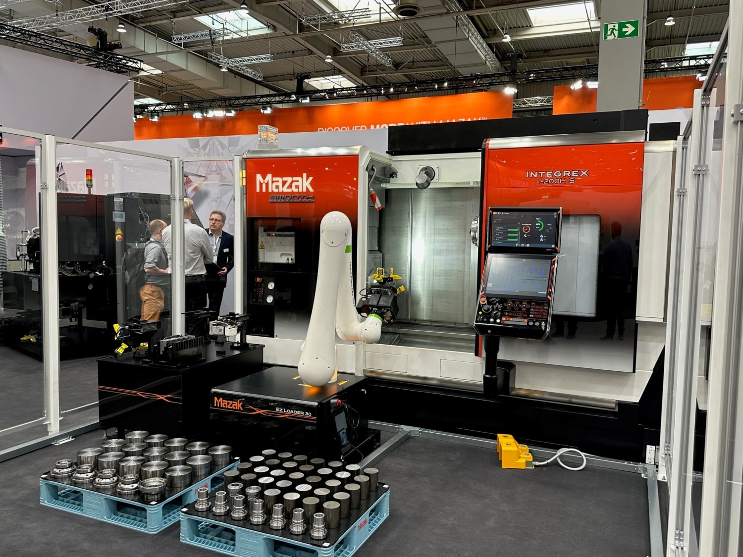 Natürlich ist Mazak auch bei der Automation mit eigenen Lösungen im Rennen; hier belädt ein Ez Loader 30 (ausgesprochen wie ‘easy‘) ein multifunktionales Fräsdrehzentrum ‘Integrex i-200H S‘