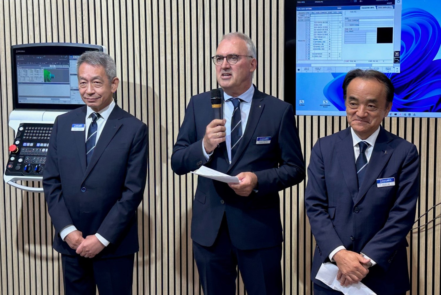 Bei Okuma stand die Europapremiere der neuen CNC-Steuerungsgeneration ‘OSP-P500‘ im Kontext der Digitalisierung von Prozessen im Fokus. Norbert Teeuwen, President/COO von Okuma Europe stand flankiert von Dr. Atsushi Ieki, President Okuma Japan Corporation (rechts), und Takeshi Yamamoto, Senior Executive Director Okuma Japan Corporation, der Fachpresse Rede und Antwort