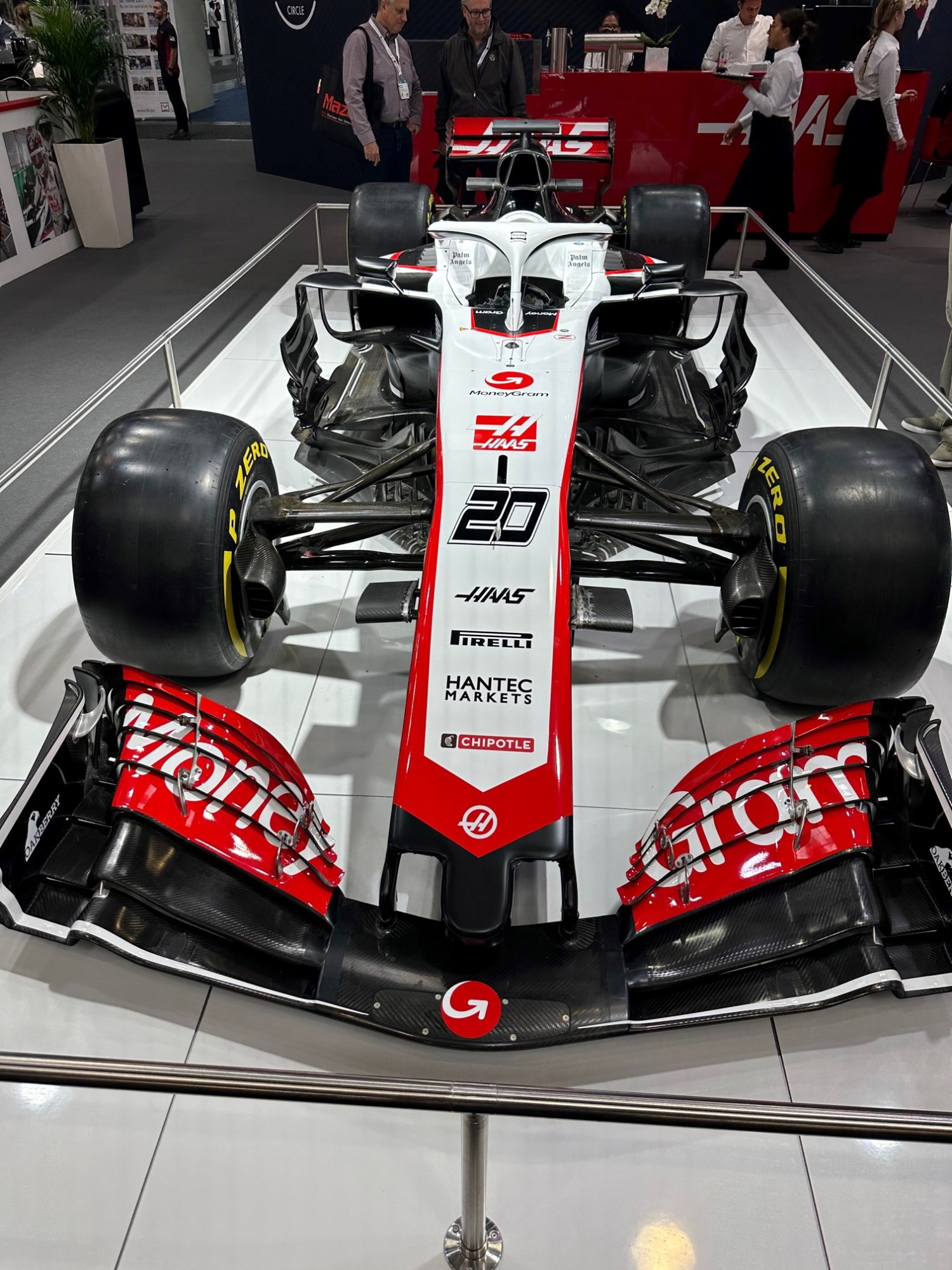 Die Zugkraft der Formel 1: Haas Automation ist (natürlich) mit dem Aushängeschild Formula One angetreten. Der Bolide aus dem Rennstall des Firmengründers Gene Haas dominierte den Messestand